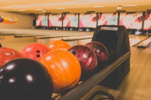 how to pick a bowling ball