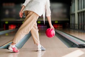 how to throw a straight bowling ball